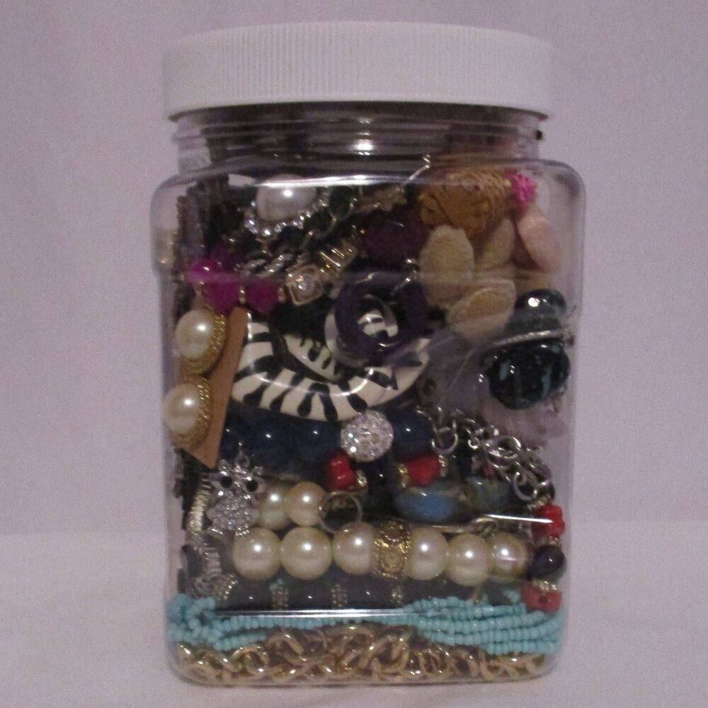 Mystery Jewelry Jar 2.10 LB Lot Necklaces Bracelets Brooches Pendants Chains - Picture 3 of 12